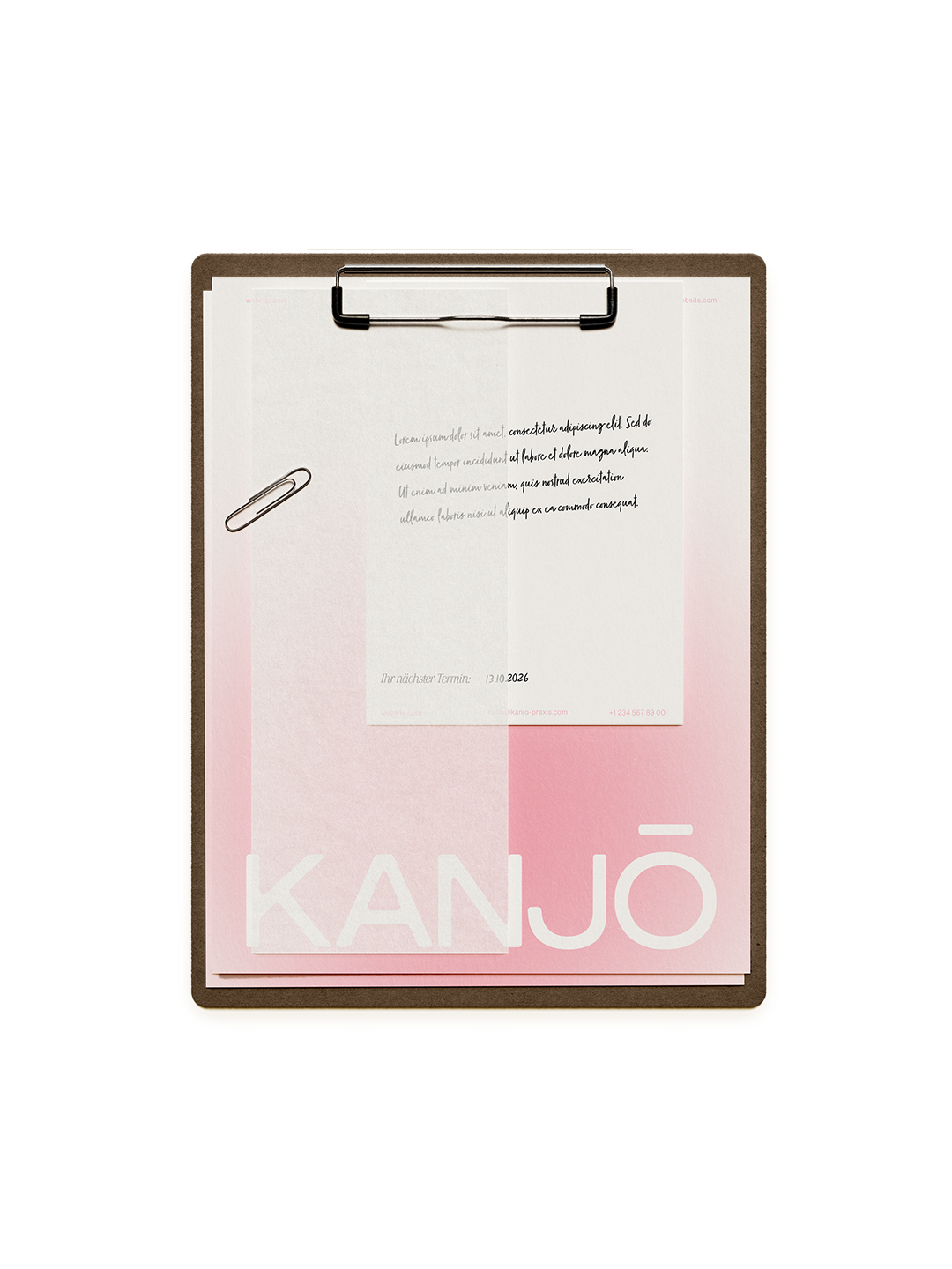 Klemmbrett mit Briefbogen und Kanjō-Logo in Rosa – Print Design für Praxis Kanjō
